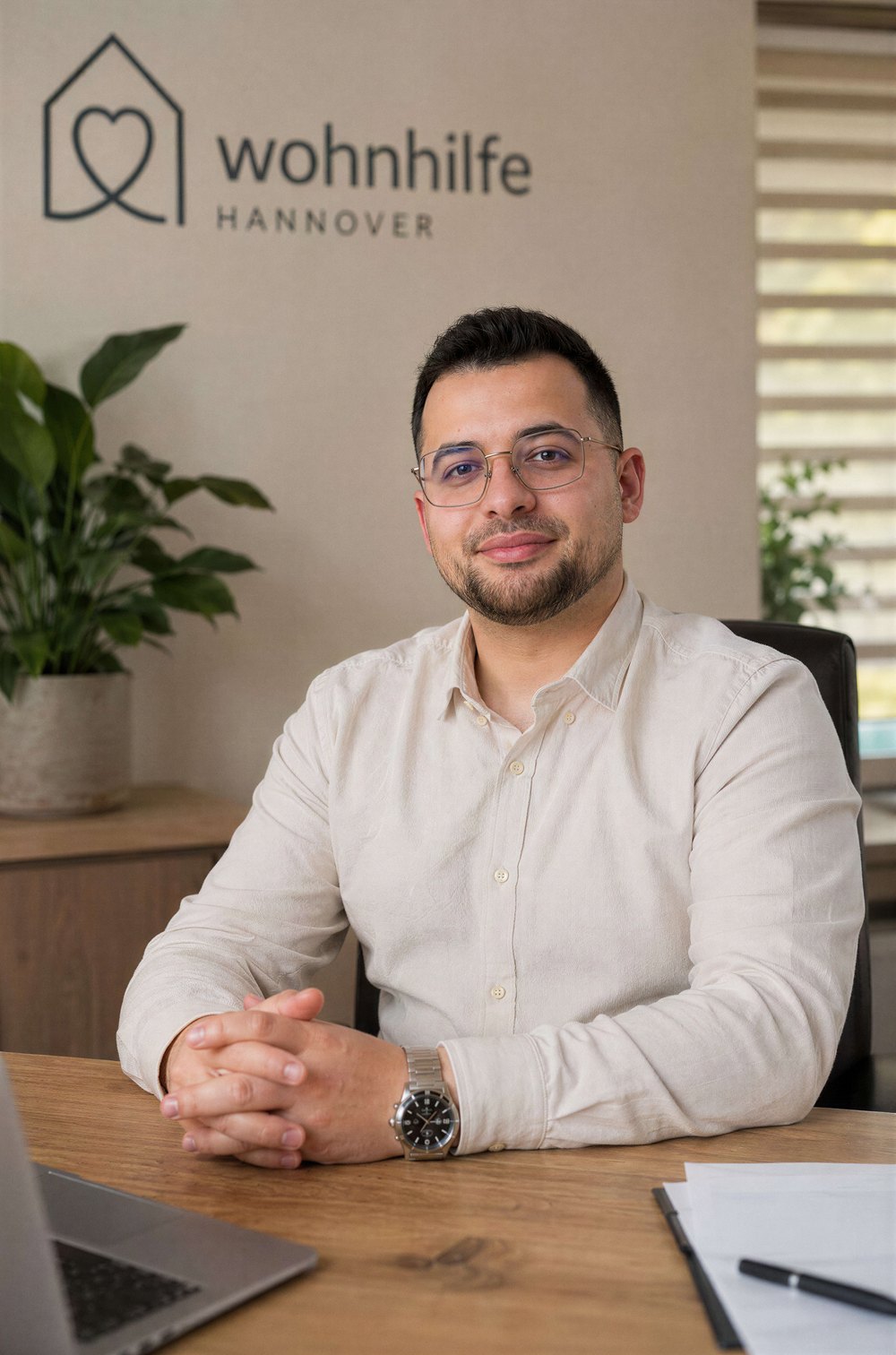 Ardian Aljiu, Gründer von Wohnhilfe Hannover, an seinem Schreibtisch.